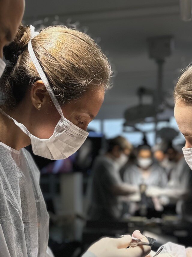 Dra. Carolina Calegari realizando cirurgia bucomaxilofacial em Itajaí
